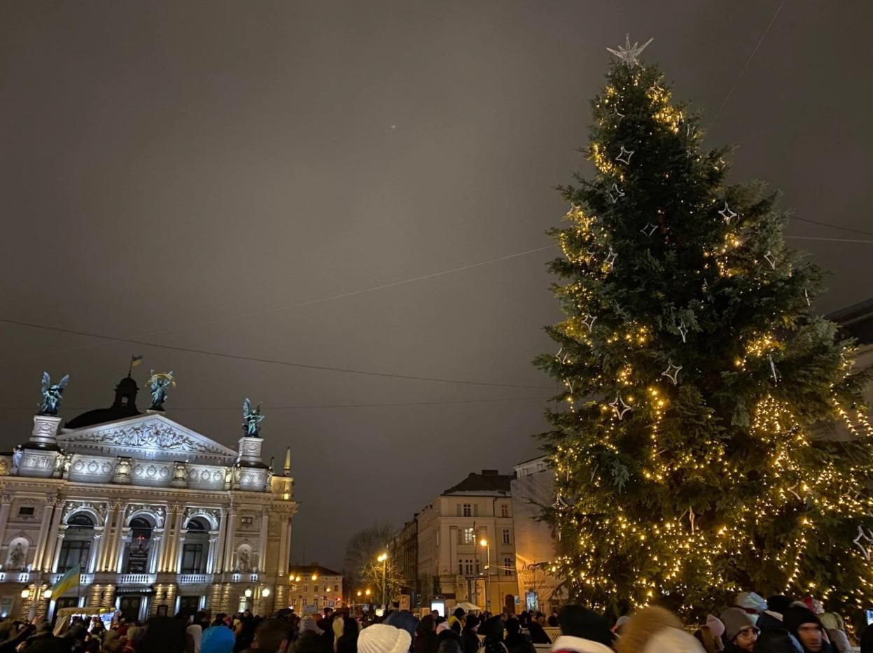 Головна ялинка 2022 у Львові: казкові фото, як виглядає новорічна красуня
