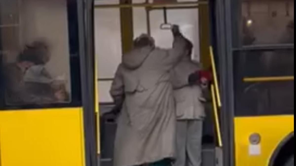 Мешканців київської Оболоні попереджають про агресивну жінку, яка кидається на людей з ножем - Київ