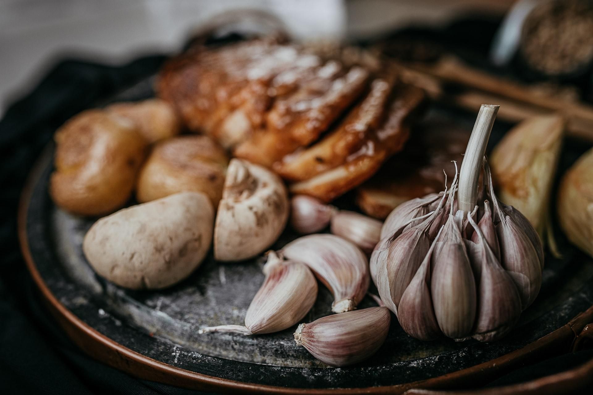 Гаряче листя салату, яблука та ще 3 продукти, які можуть перебити запах часнику у роті