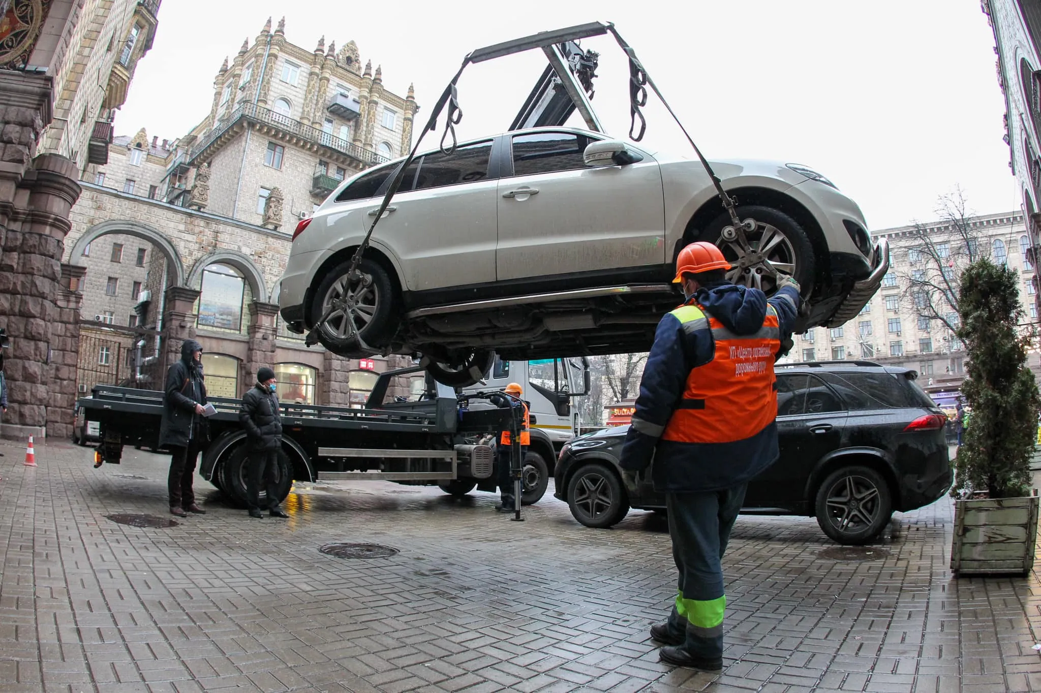 нелегальна парковка у Київському Пасажі нелегальна парковка у Київському Пасажі