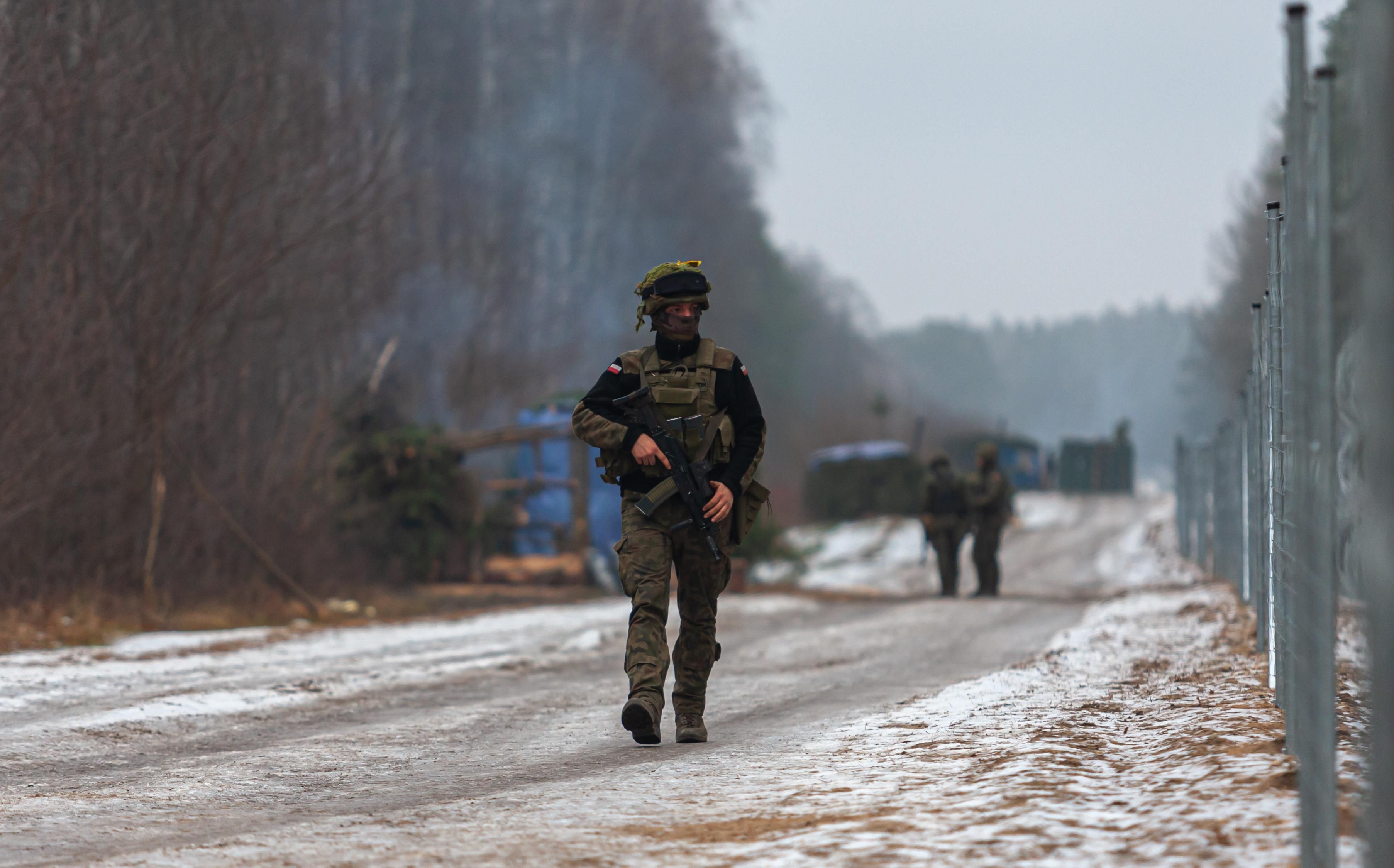 Кидали каміння та світили лазерами: на польський патруль знову напали мігранти - новини Білорусь - 24 Канал