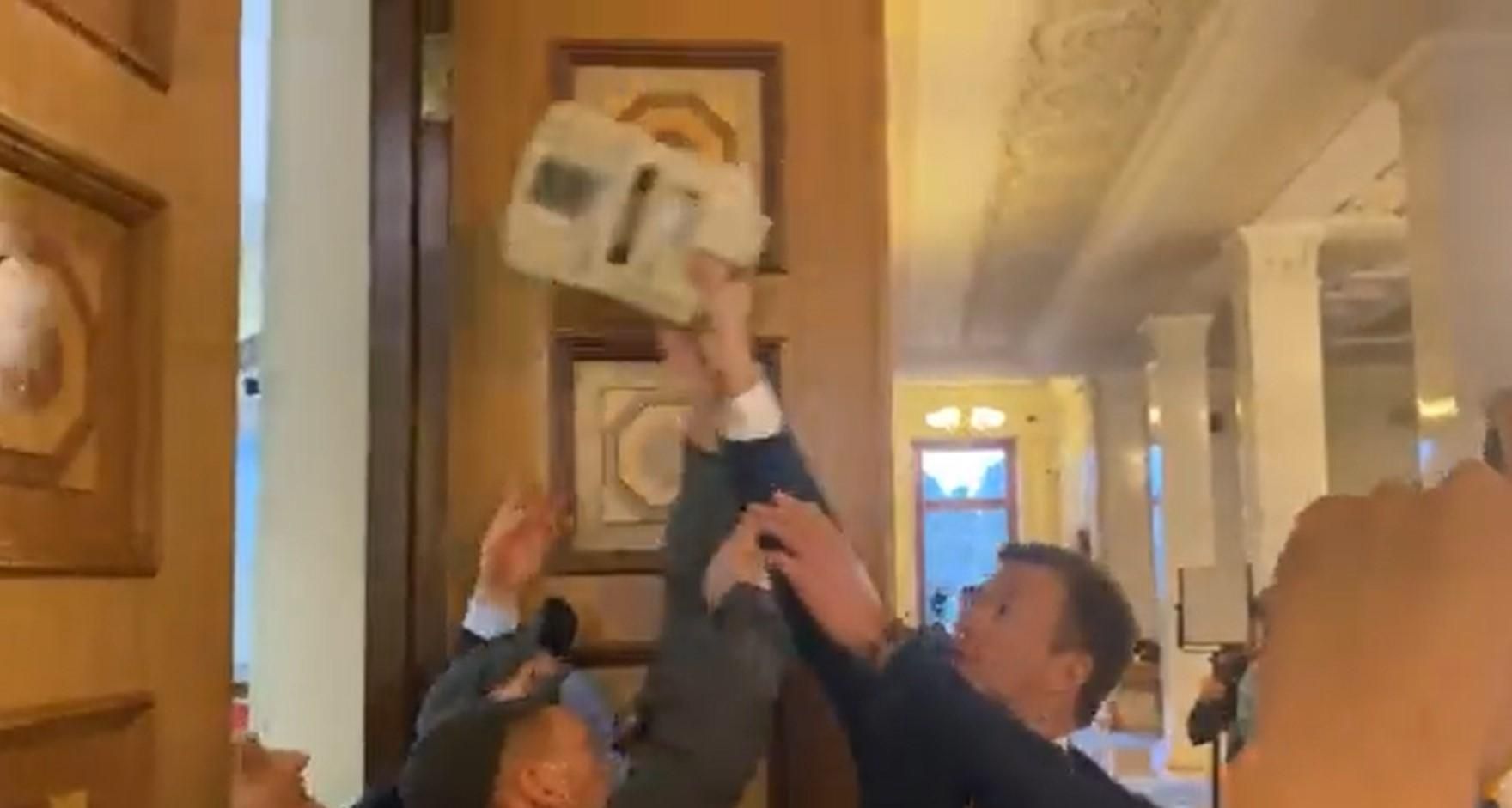 Перекинув через охорону: нардеп проніс у Раду касовий апарат – скандальне відео - 24 Канал Перекинув через охорону: нардеп проніс у Раду касовий апарат – скандальне відео - 24 Канал