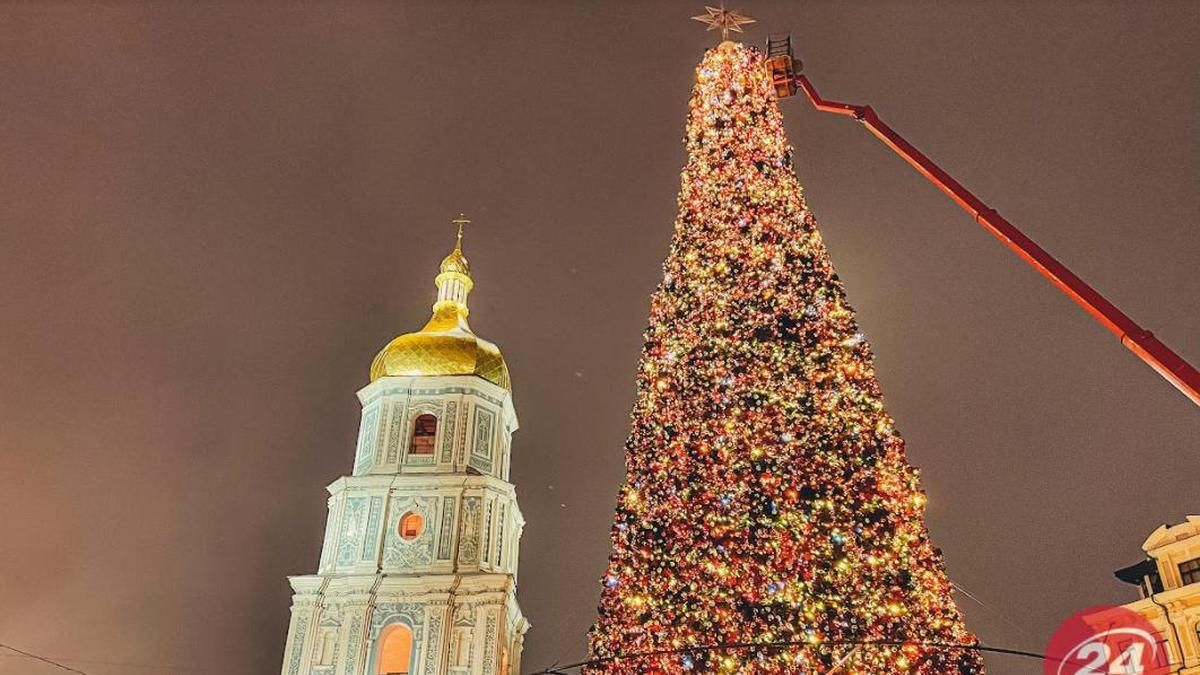 Почти закончили украшать: как выглядит главная новогодняя елка на Софийской площади в Киеве