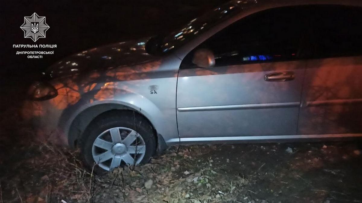 П'яний дніпрянин ганяв на легковику по двору та застряг у клумбі - Дніпро