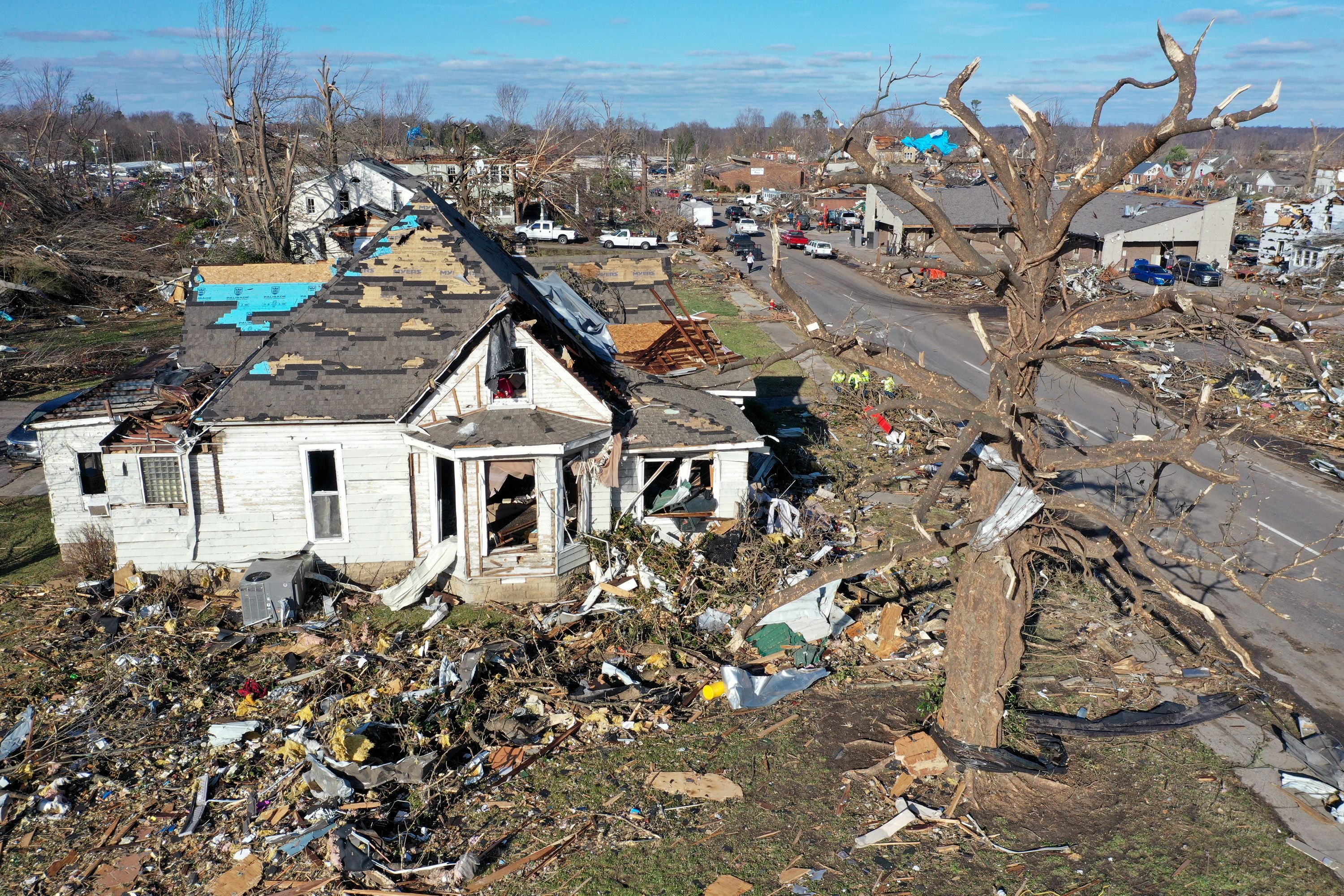 74 загиблих, 100 зниклих безвісти: наслідки нищівного торнадо в Кентуккі - 24 Канал