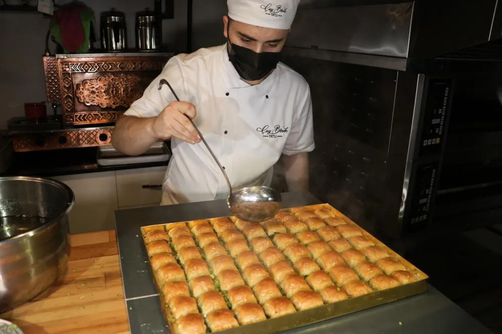 Пахлава на розкішній золотій таці Пахлава на розкішній золотій таці