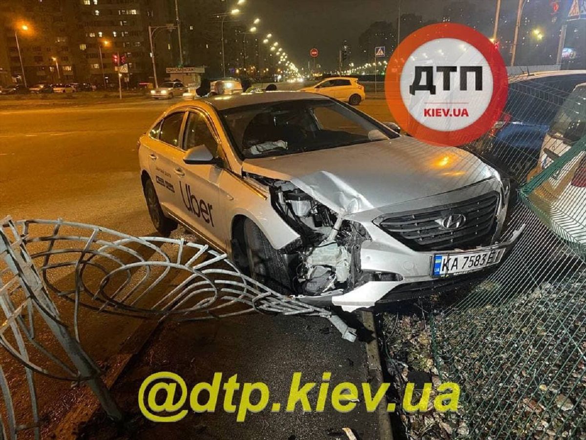 На Дарниці водій таксі Uber зніс загорожу тротуару й загальмував у паркані автосалону - Новини Києва сьогодні - Київ На Дарниці водій таксі Uber зніс загорожу тротуару й загальмував у паркані автосалону - Новини Києва сьогодні - Київ
