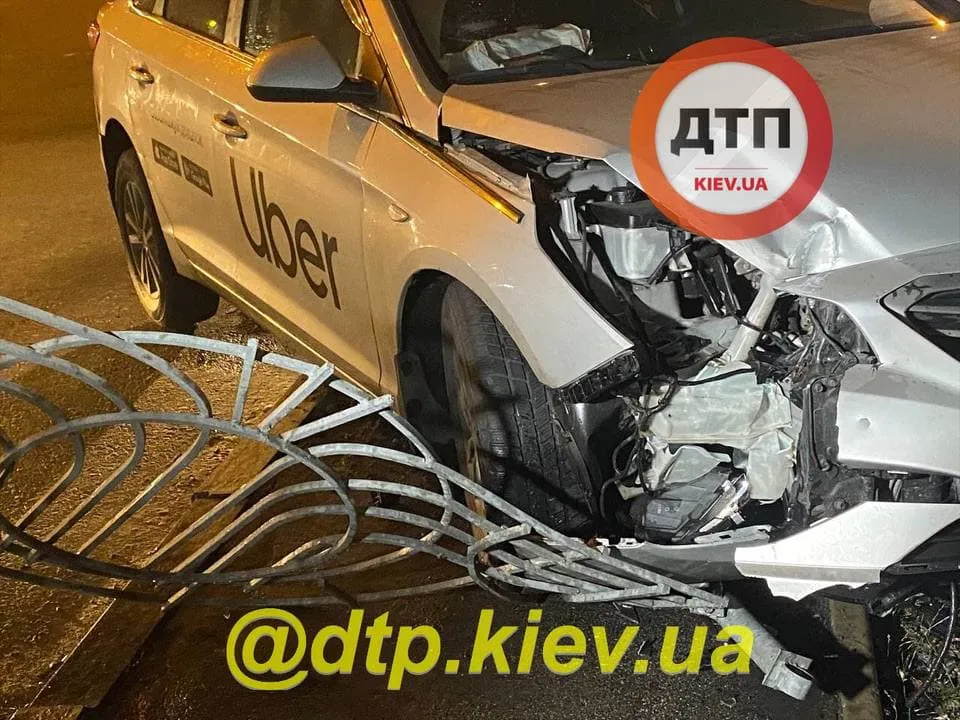 ДТП з таксі Uber, машина знесла огорожу тротуару і в'їхала в паркан ДТП з таксі Uber, машина знесла огорожу тротуару і в'їхала в паркан