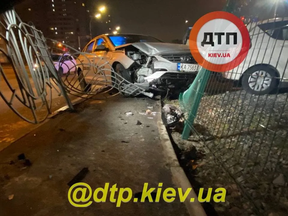 ДТП з таксі Uber, машина знесла огорожу тротуару і в'їхала в паркан ДТП з таксі Uber, машина знесла огорожу тротуару і в'їхала в паркан