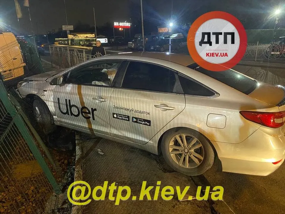 ДТП з таксі Uber, машина знесла огорожу тротуару і в'їхала в паркан ДТП з таксі Uber, машина знесла огорожу тротуару і в'їхала в паркан
