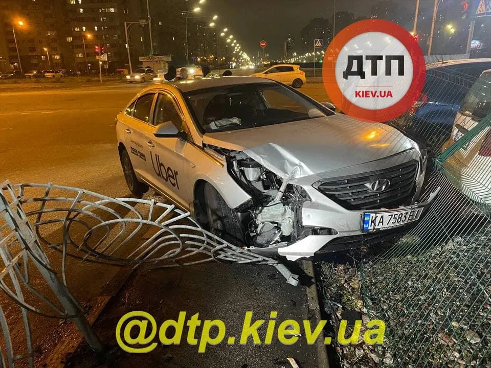 ДТП з таксі Uber, машина знесла огорожу тротуару і в'їхала в паркан ДТП з таксі Uber, машина знесла огорожу тротуару і в'їхала в паркан
