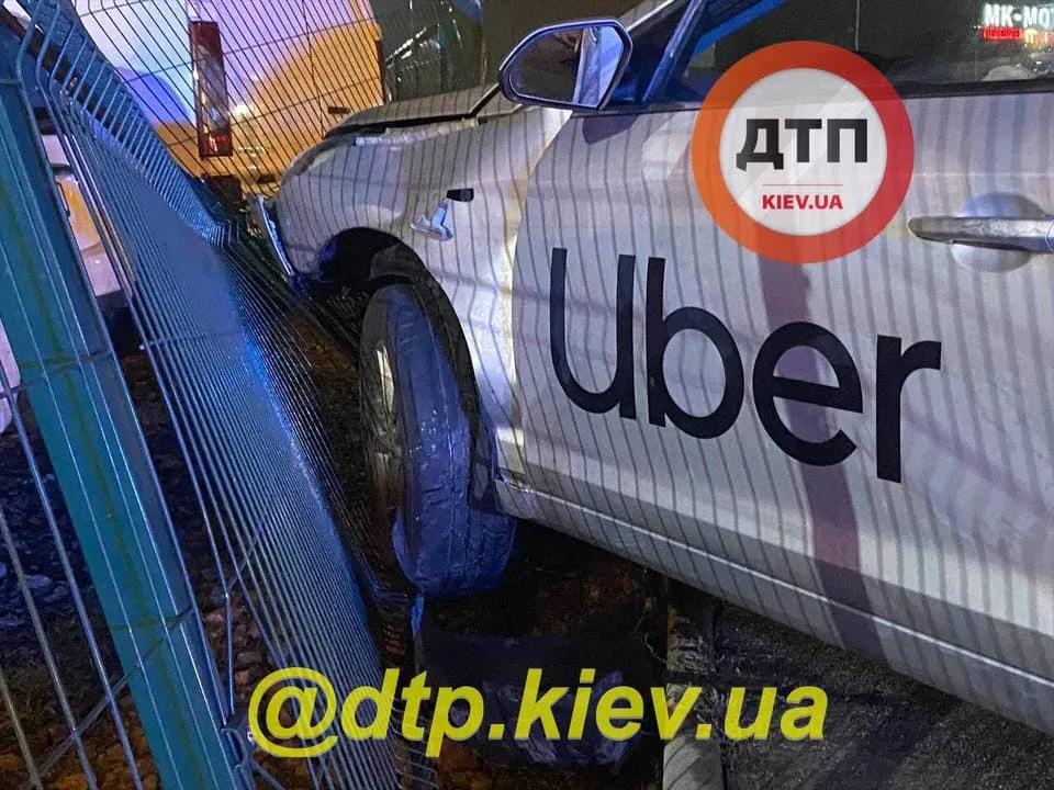 ДТП з таксі Uber, машина знесла огорожу тротуару і в'їхала в паркан ДТП з таксі Uber, машина знесла огорожу тротуару і в'їхала в паркан