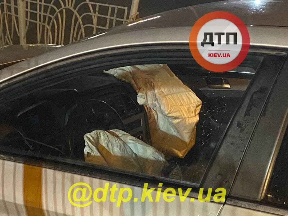 ДТП з таксі Uber, машина знесла огорожу тротуару і в'їхала в паркан ДТП з таксі Uber, машина знесла огорожу тротуару і в'їхала в паркан