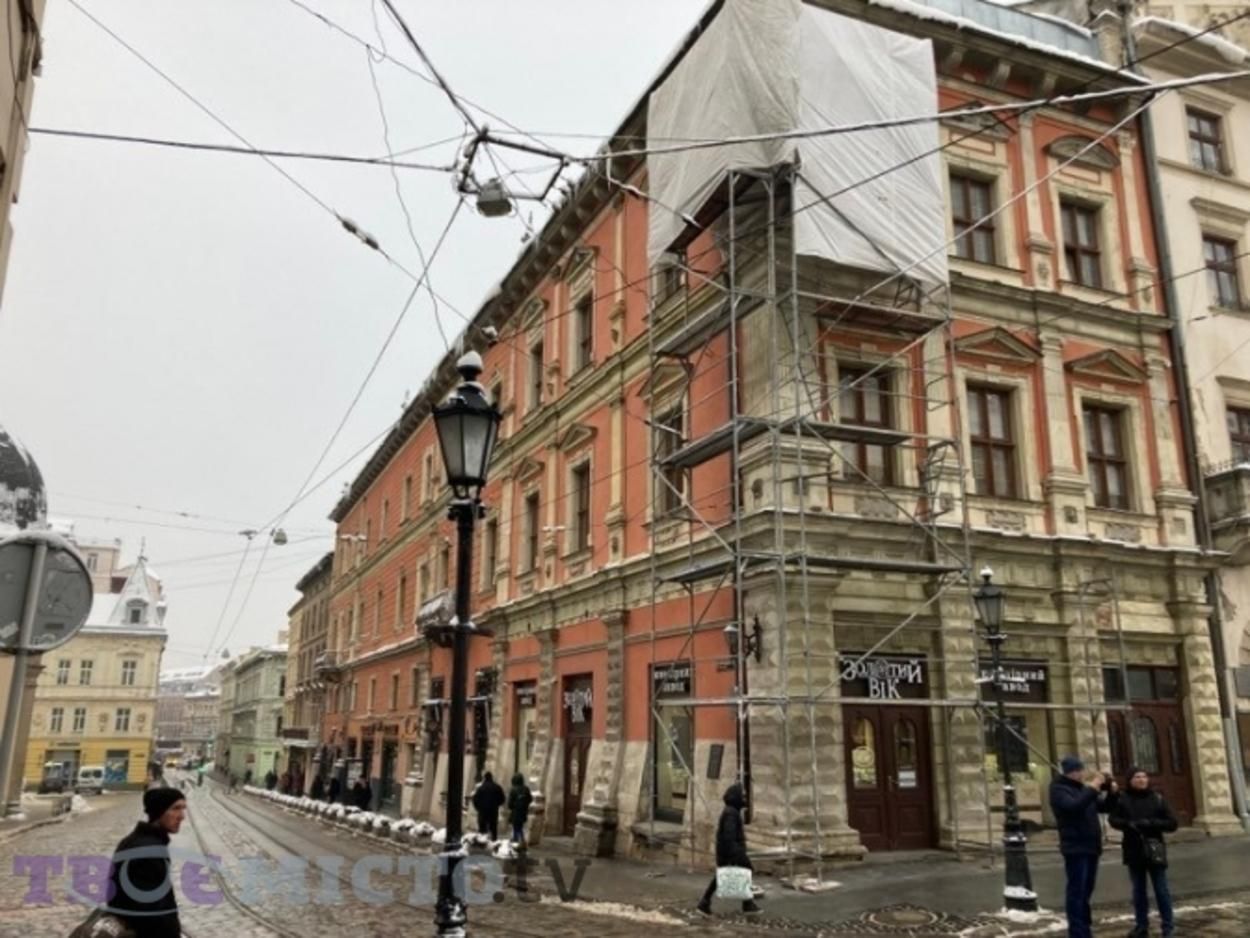 На площі Ринок у Львові демонтовують аварійну скульптуру XVII століття - Новини Львів - Львів На площі Ринок у Львові демонтовують аварійну скульптуру XVII століття - Новини Львів - Львів