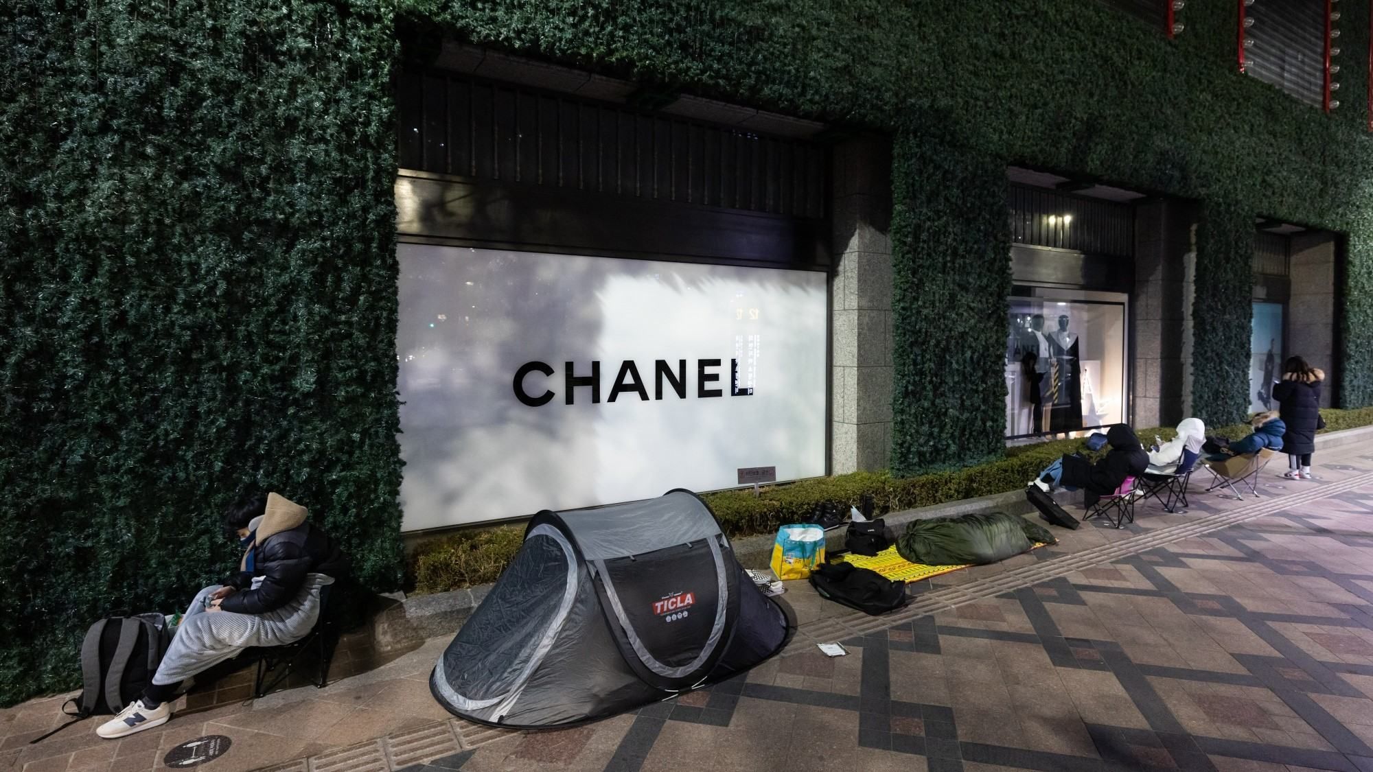 Люди ночують під магазином Chanel, щоб придбати предмети розкоші: шокуючі фото - Бізнес