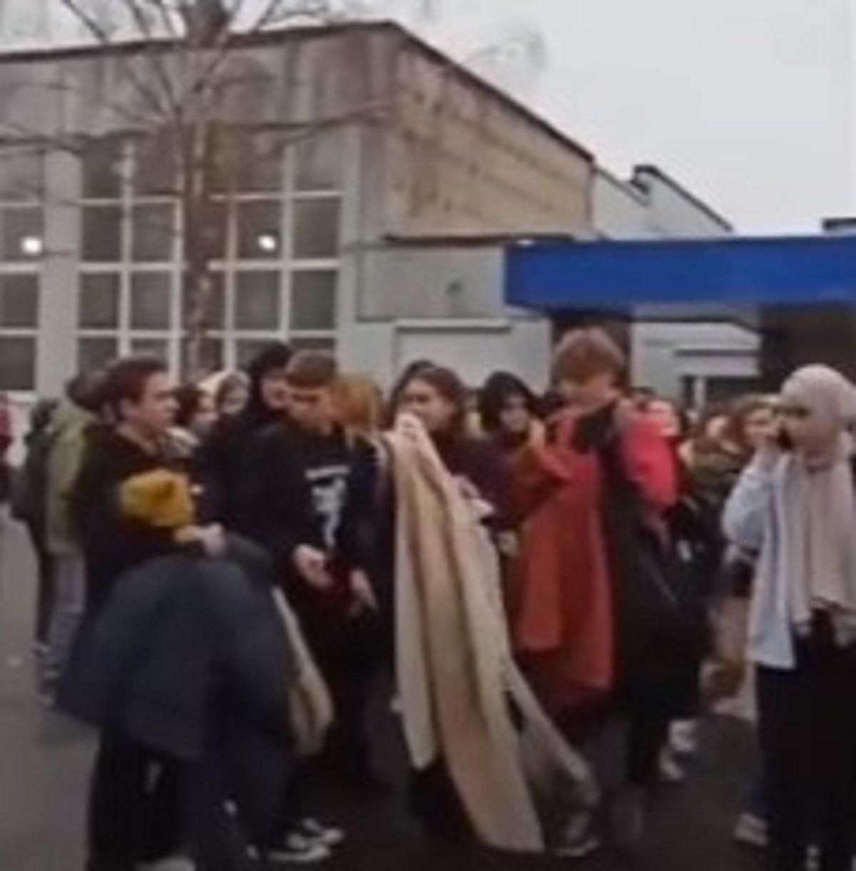 У Дніпрі знову "замінували" школу: дітей та вчителів екстрено евакуювали - Свіжі новини Дніпра - Дніпро У Дніпрі знову "замінували" школу: дітей та вчителів екстрено евакуювали - Свіжі новини Дніпра - Дніпро