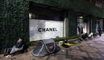 Люди ночуют под магазином Chanel, чтобы приобрести предметы роскоши: шокирующие фото