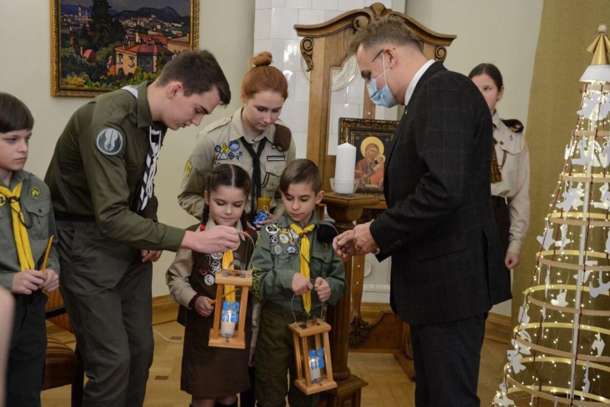 У Львів передали Вифлеємський вогонь миру: надзвичайні фото - Свіжі новини Львова - Львів У Львів передали Вифлеємський вогонь миру: надзвичайні фото - Свіжі новини Львова - Львів
