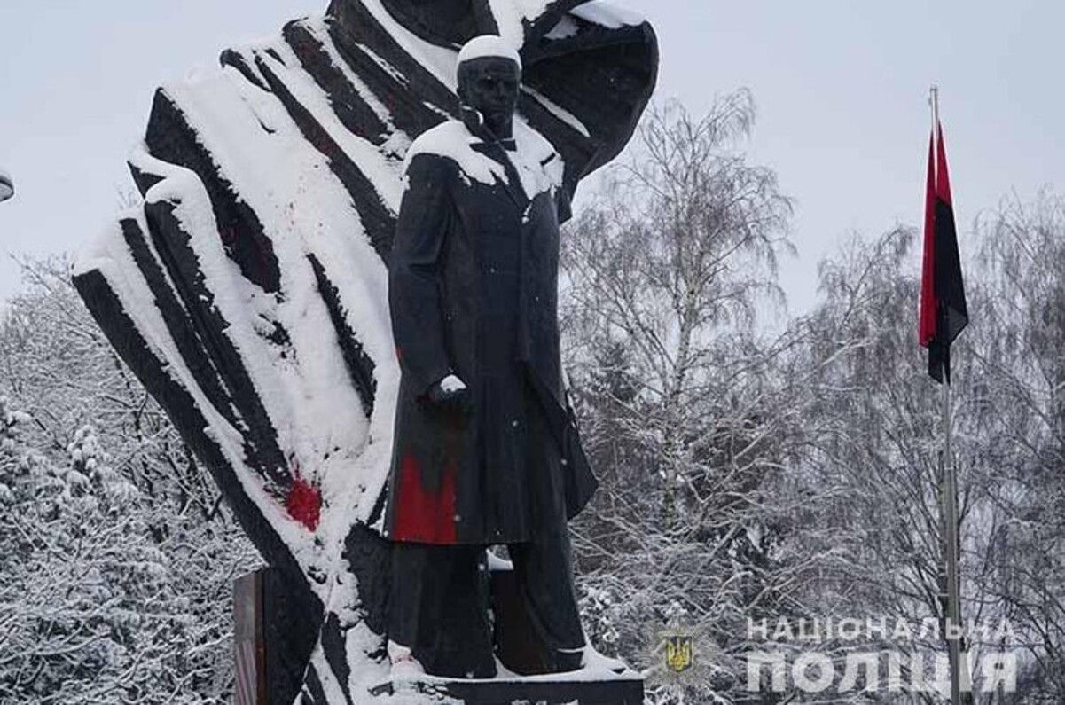 В Тернополе неизвестный повредил памятник Бандере