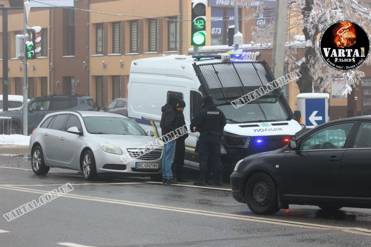 Во Львове полицейский Crafter попал в ДТП: фото и видео с места аварии