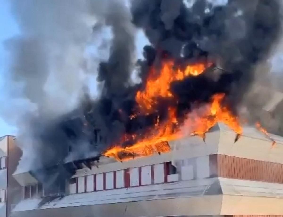 В Риме вспыхнул масштабный пожар: огонь охватил казарму карабинеров В Риме вспыхнул масштабный пожар: огонь охватил казарму карабинеров