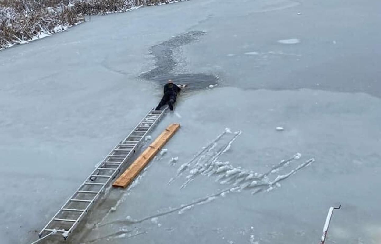 Рискнул собственной жизнью: на Львовщине мужчина спас пса, который провалился под лед