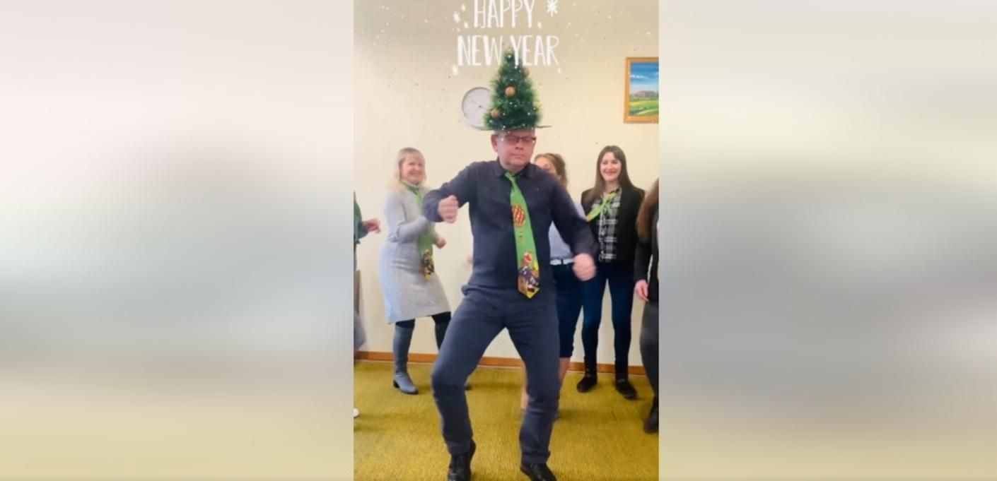 Станцевал с елкой на голове: чиновник из Кривого Рога стал звездой сети – забавное видео