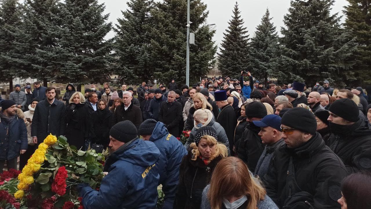 Пам'ять Кернеса вшанували у Харкові: на панахиду прилетіла донька ексмера Софія - Харків Пам'ять Кернеса вшанували у Харкові: на панахиду прилетіла донька ексмера Софія - Харків