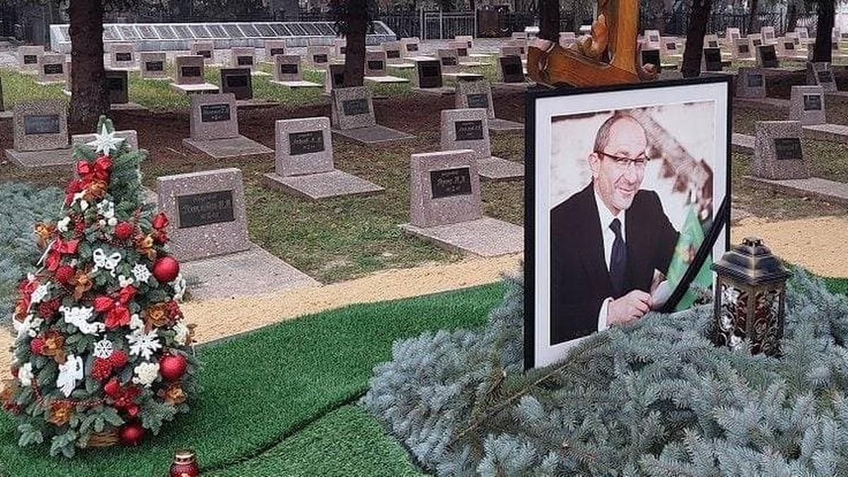 На роковини смерті Кернеса на його могилі встановили новорічну ялинку - Новини Харків - Харків
