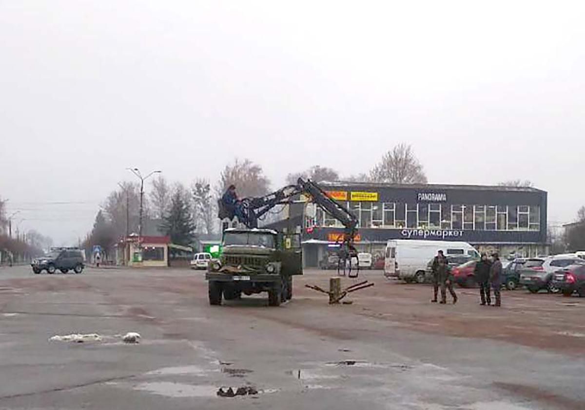 Во время падения елки на Житомирщине пострадал отец 12 детей Во время падения елки на Житомирщине пострадал отец 12 детей