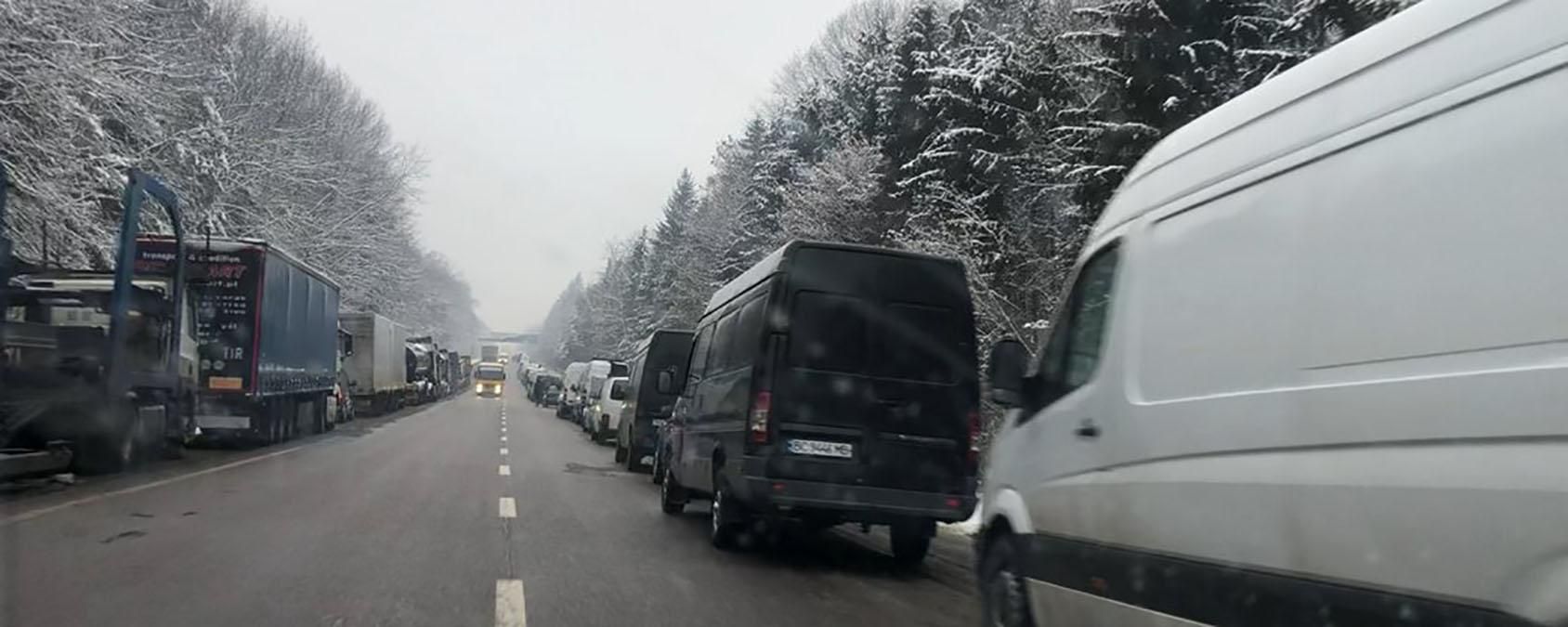 Нові обмеження на в'їзд до Польщі спричинили кілометрові черги на кордоні - Україна новини - 24 Канал Нові обмеження на в'їзд до Польщі спричинили кілометрові черги на кордоні - Україна новини - 24 Канал