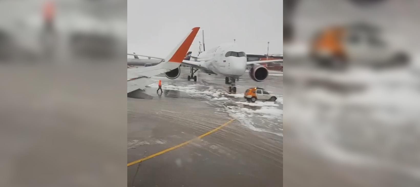 В московском аэропорту "Шереметьево" самолет столкнулся с техническим транспортом: видео аварии