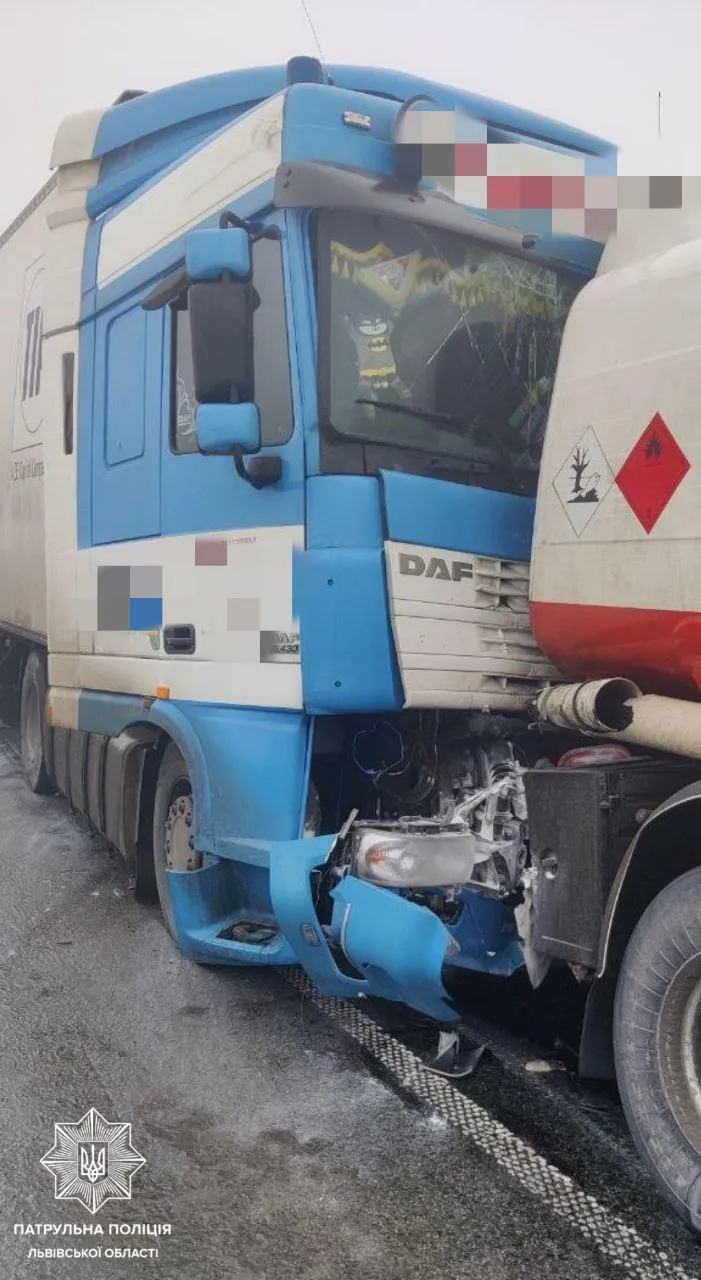 На трасі біля Львова зіштовхнулися вантажівки: фото з місця аварії