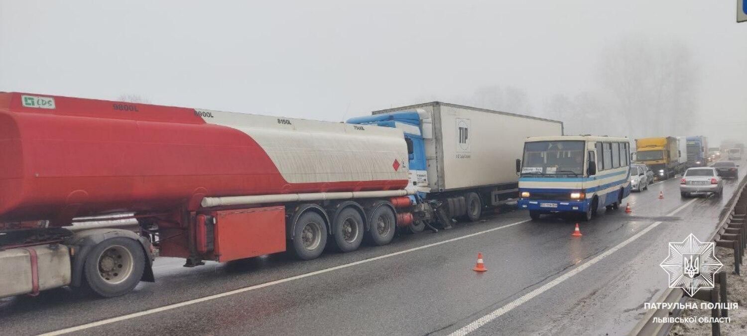 На трассе возле Львова столкнулись грузовики: фото с места аварии