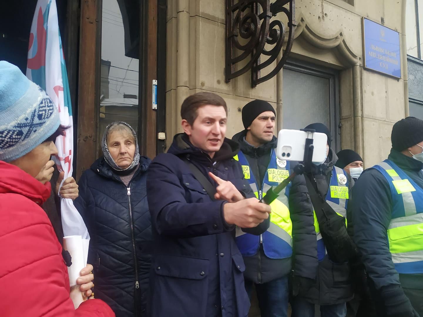 "Антивакс" Стахів влаштував мітинг на свою підтримку під судом у Львові: відео з місця події - Новини Львів - Львів "Антивакс" Стахів влаштував мітинг на свою підтримку під судом у Львові: відео з місця події - Новини Львів - Львів