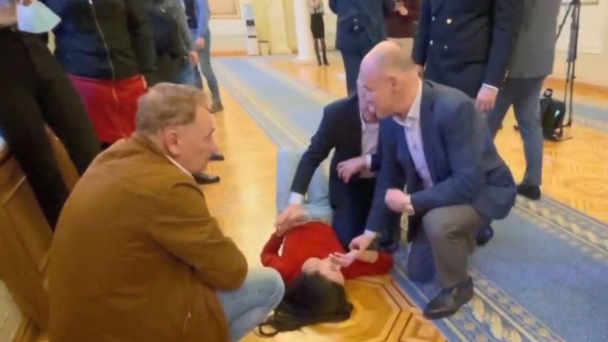 У кулуарах Ради зомліла жінка:на поміч кинулися депутати - 24 Канал У кулуарах Ради зомліла жінка:на поміч кинулися депутати - 24 Канал