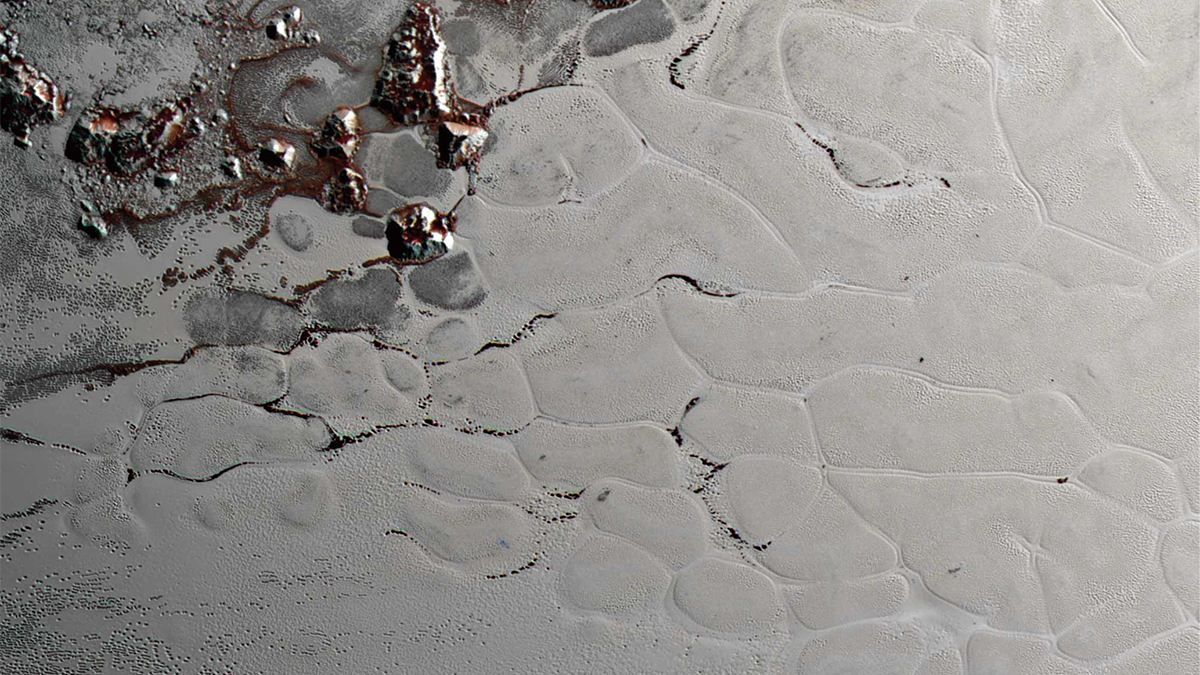 Планетологи поняли, как на Плутоне образовались загадочные многоугольники. Планетологи поняли, как на Плутоне образовались загадочные многоугольники.