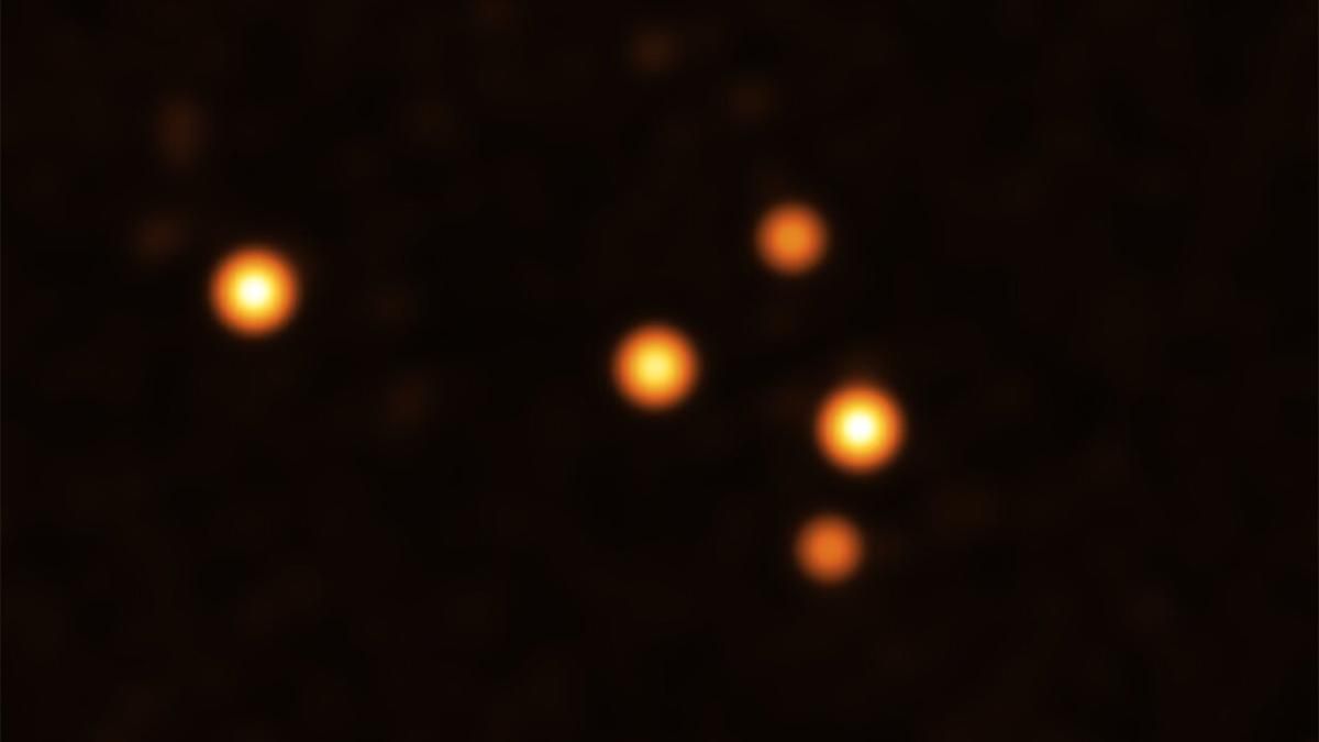 Астрономы показали, как звезды движутся вокруг черной дыры в центре Галактики