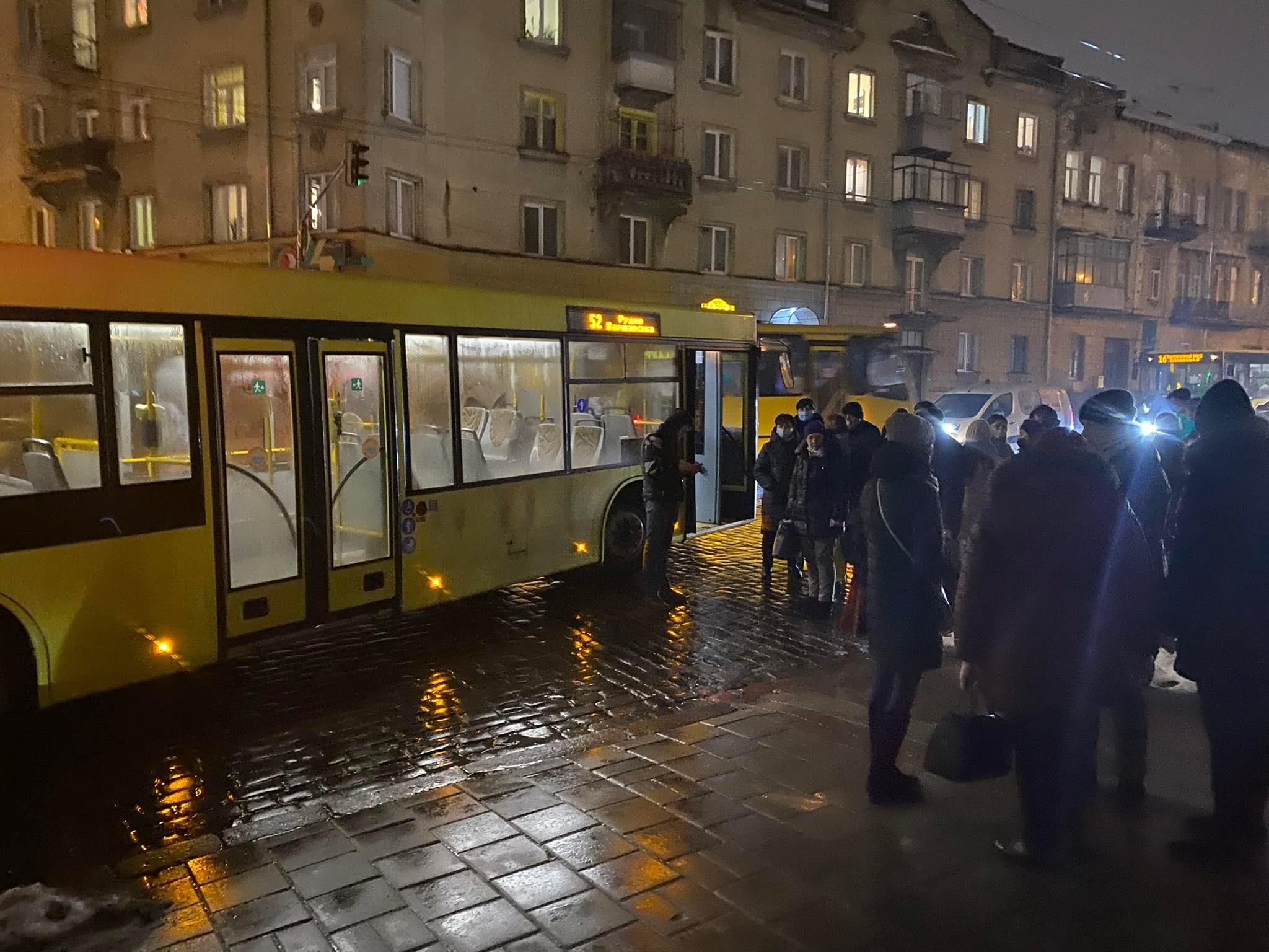 На пешеходном переходе: во Львове пожилую женщину сбила маршрутка