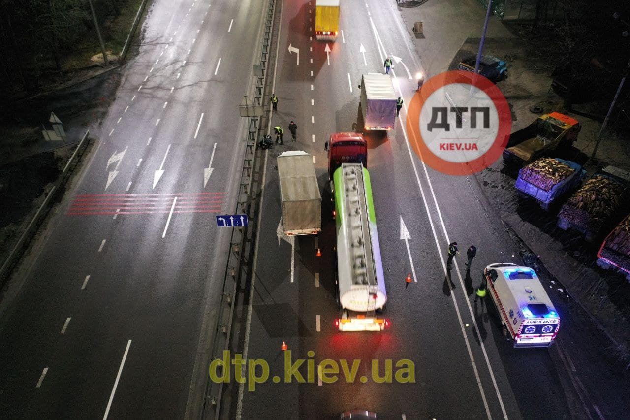 На Житомирской трассе грузовики одновременно сбили насмерть двух человек: кадры с места трагедии На Житомирской трассе грузовики одновременно сбили насмерть двух человек: кадры с места трагедии