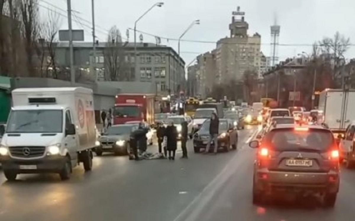 На Шулявці дівчина перебігала дорогу й опинилася під колесами авто - Київ