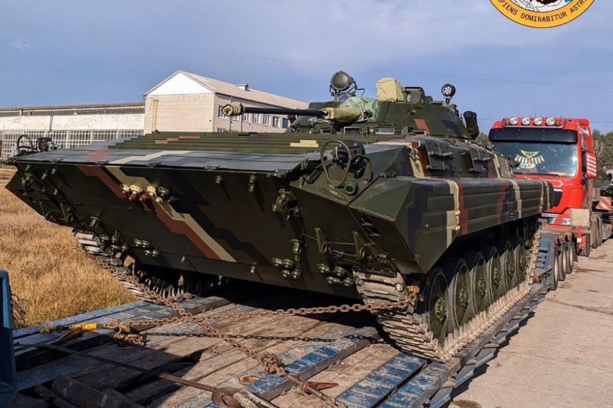 ЗСУ отримали партію модернізованих і відремонтованих танків і БМП - Україна новини - 24 Канал