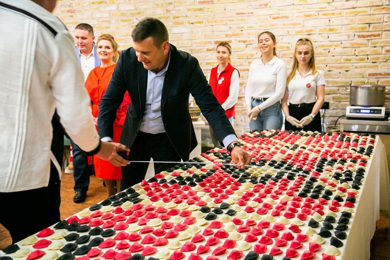 Новий рекорд України: у Львові зробили найбільший рушник з вареників - Новини Львова - Львів Новий рекорд України: у Львові зробили найбільший рушник з вареників - Новини Львова - Львів