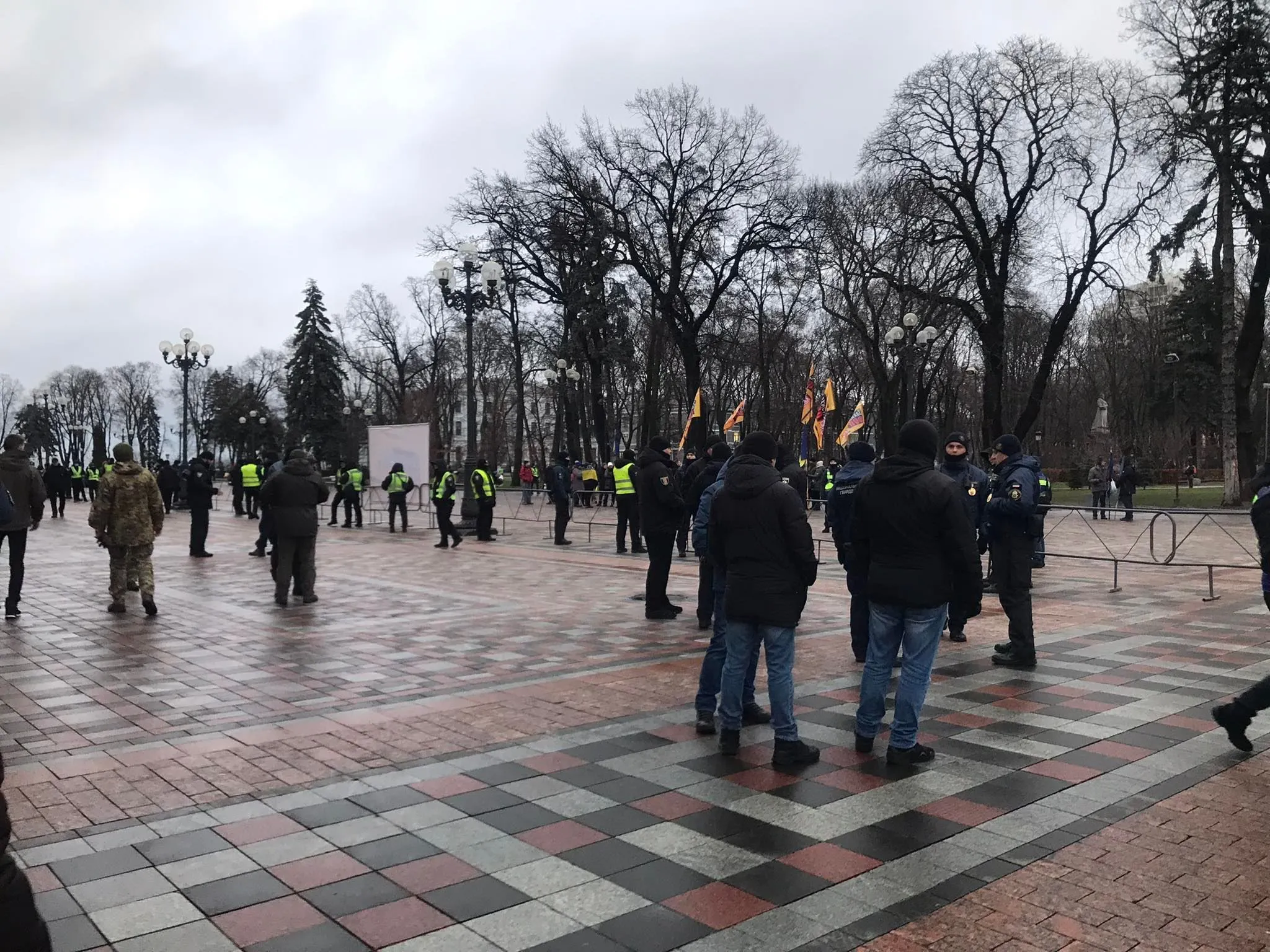 За порядком стежать десятки правоохоронців