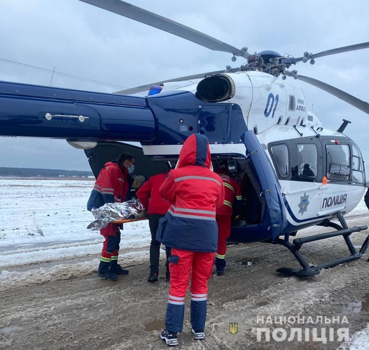 Упал с высоты: на Львовщине тяжело травмированного мужчину доставили в больницу на вертолете