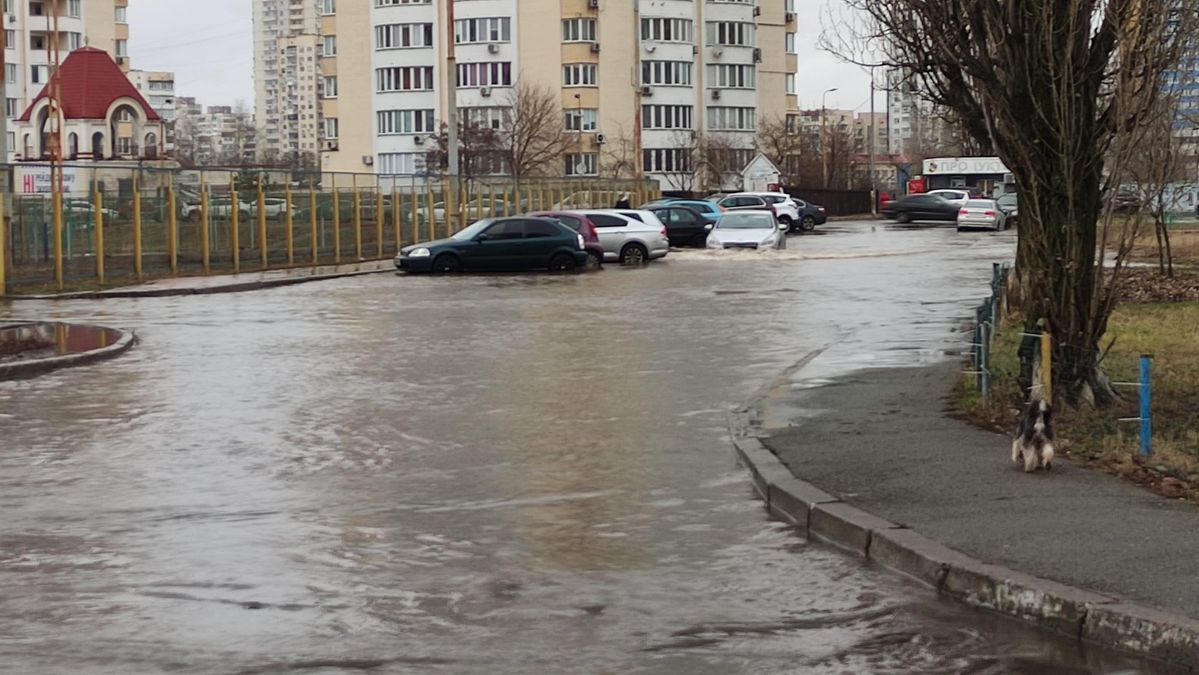 Киев затопило. Потоп. Наводнение на улице. Наводнение в городе. Потоп дома.