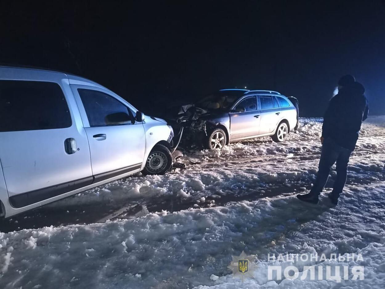 На Львівщині в лобовому зіткненні на мості постраждали 2 людини: фото з місця аварії - Новини Львова сьогодні - Львів На Львівщині в лобовому зіткненні на мості постраждали 2 людини: фото з місця аварії - Новини Львова сьогодні - Львів