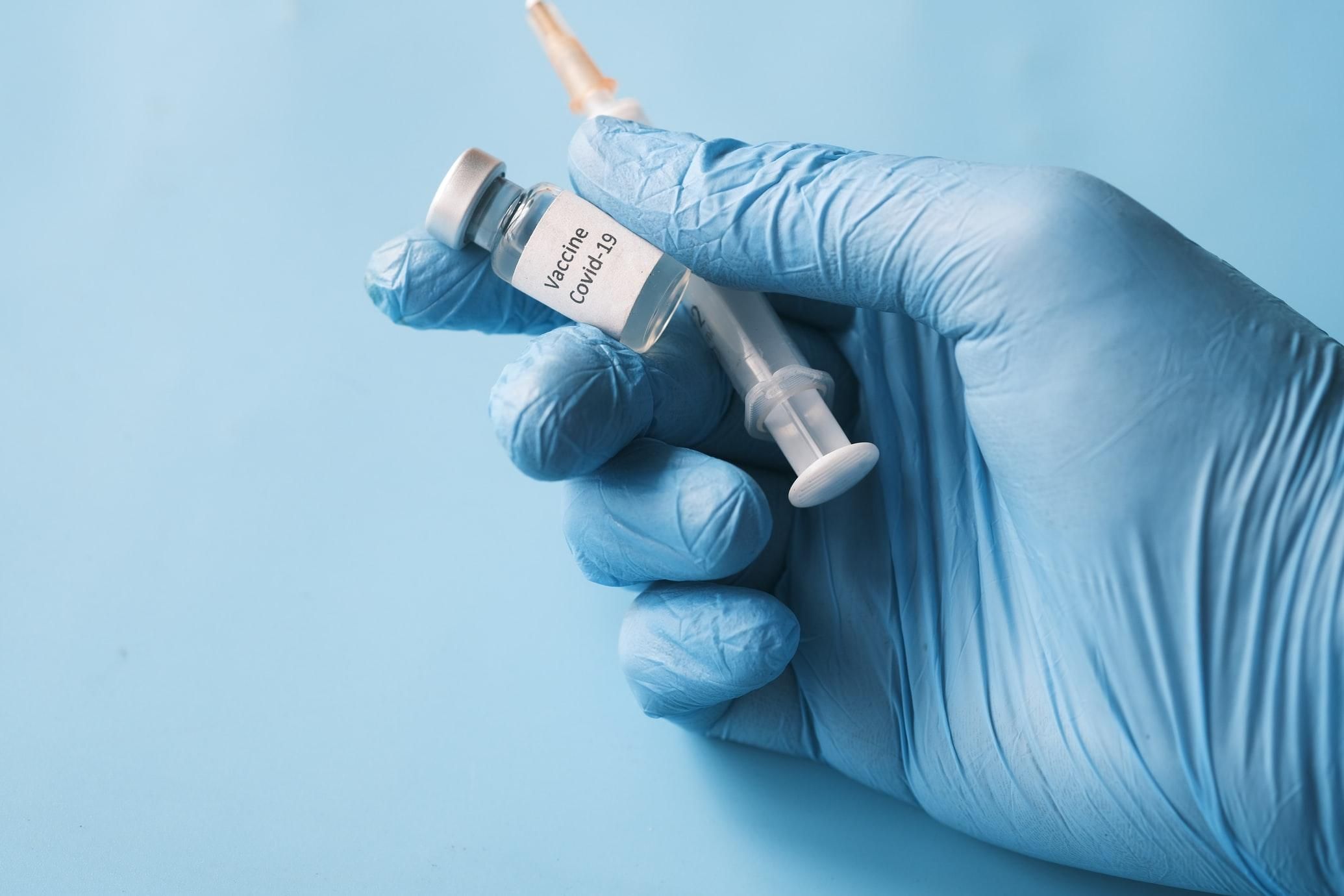 Минздрав дополнил список профессий, для которых прививка против COVID-19 обязательна
