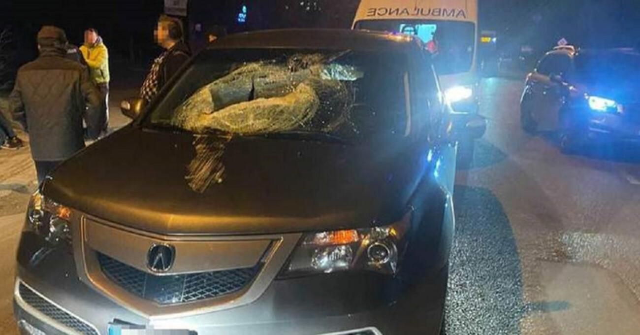 Крышка люка вылетела из-под колес и убила ребенка: во Львове коммунальщикам сообщили подозрения