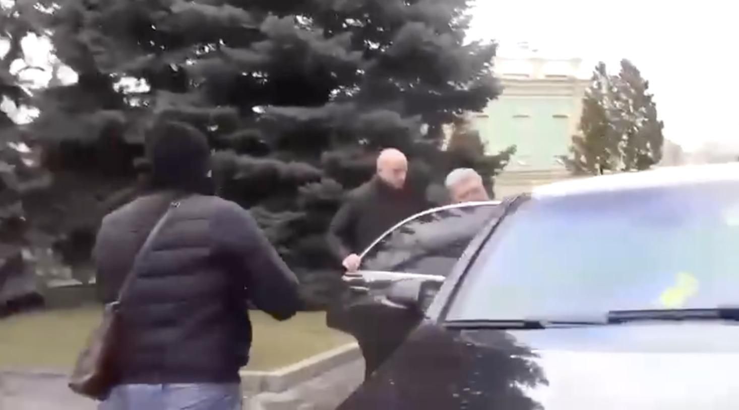 "Поїхали, йо* твою мать": у мережі показали, як Порошенко втікає від слідчих ДБР - Україна новини - 24 Канал
